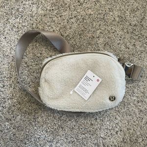 Lululemon everywhere fleece bag